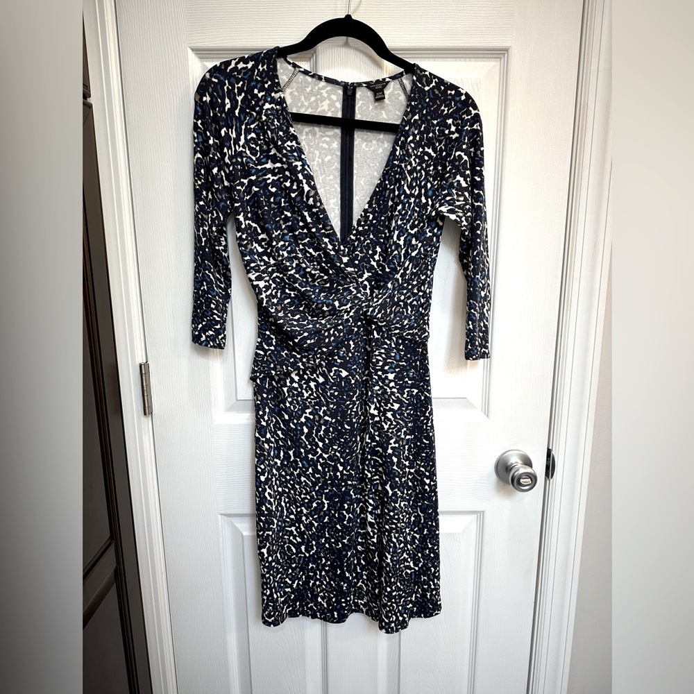 Beautiful Ann Taylor v neck dress in size xs petite